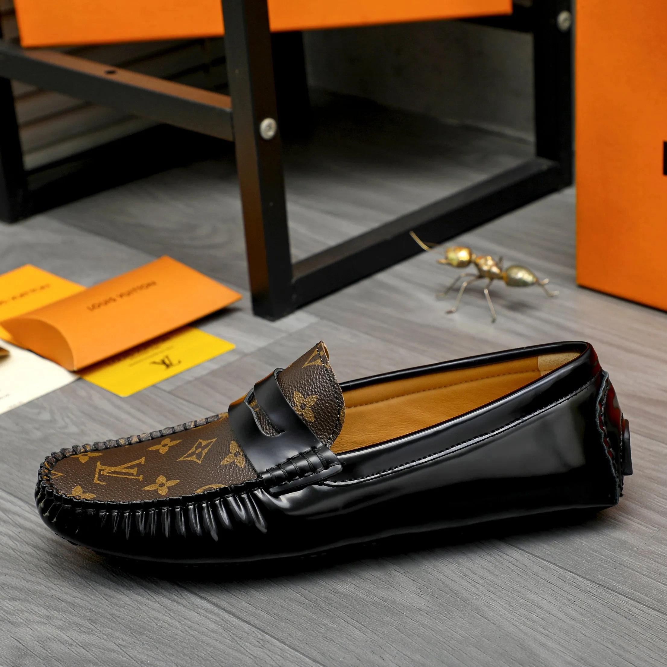 Men's shoes 💰p420 Product trademark: LV "Louis Vuitton" casual slip-on men's shoes Regular size: 38-44 Product materials: Selected classic print splicing patent leather upper, sheepskin lining, original rubber outsole